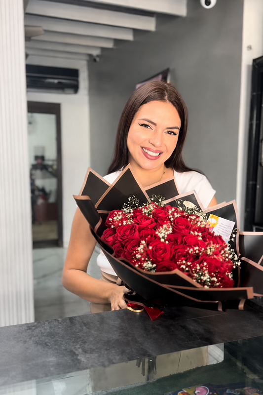 Any sosteniendo un hermoso ramo de rosas rojas